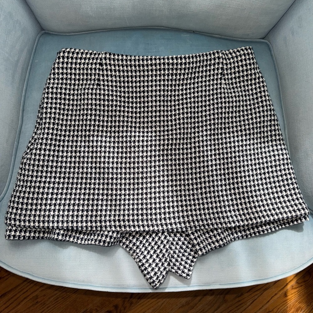 Zara Black and White tweed Houndstooth mini skort - Size Medium